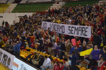 Basket. Gradinata tifo dice No al progetto Cestistica Barcellona: “Non giocate con la nostra passione”