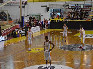 Basket. Barcellona ‘regala’ l’ultimo acuto con Brescia, al fischio è festa per tifosi e appassionati