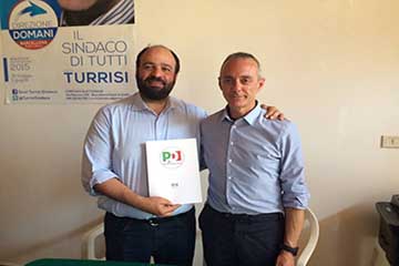 Barcellona PG. Rubino consegna simbolo Pd nelle mani del candidato Turrisi