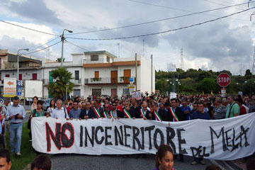 San Filippo. Migliaia per dire ‘No all’inceneritore’, presenti associazioni e tanti i sindaci: “Vogliamo una Sicilia libera dai veleni, terra di pace, accoglienza e prosperità”