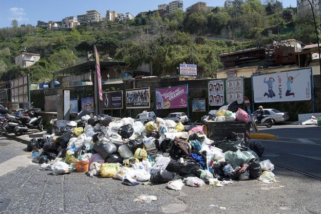 Barcellona PG. Rifiuti in giro per la città, l’Amministrazione si appella ai cittadini: “Impegno di tutti per città pulita!”