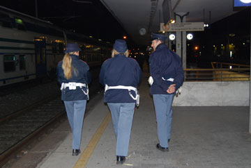 Polizia ferma due ricercati rumeni per rapina a Natale