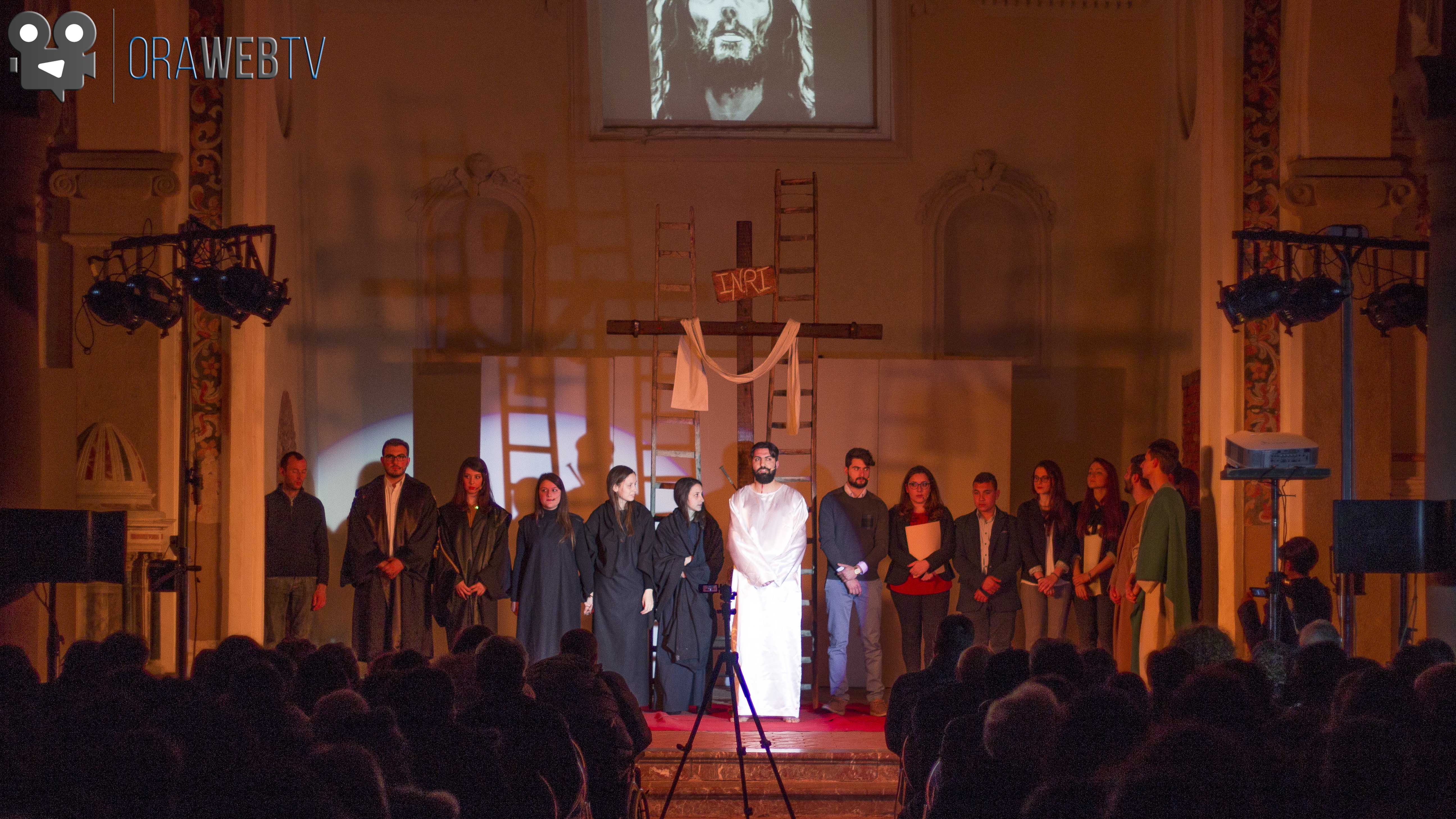 Barcellona PG. “Processo a Gesù”, la Via Crucis dei giovani del laboratorio teatrale Oratorio S. Maria Assunta [Breve FotoRacconto]