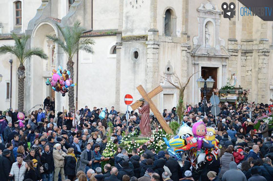 Barcellona. In migliaia alla Processione del Venerdì Santo tra tradizione, fede e socialità  [FotoRacconto]