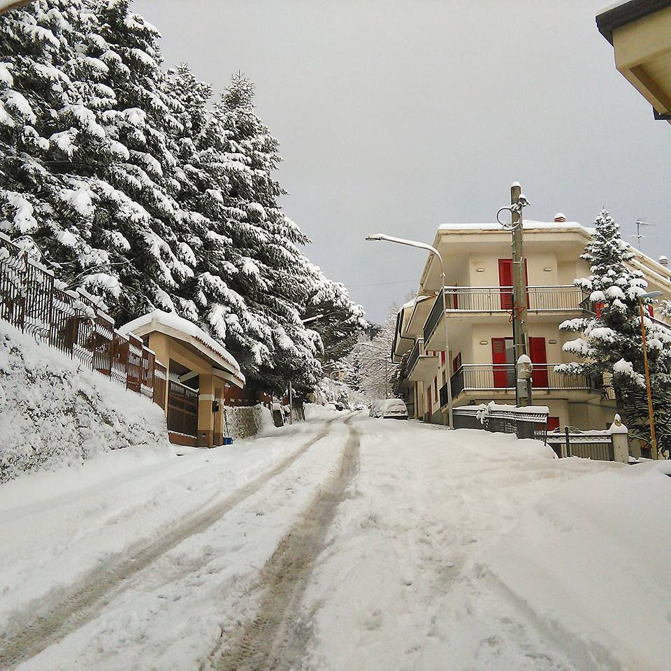 Barcellona sotto la neve, rischio gelate nelle strade collinari e a Gala, Migliardo e Maloto. Comune: “COC attivo fino al rientro stato di allerta”