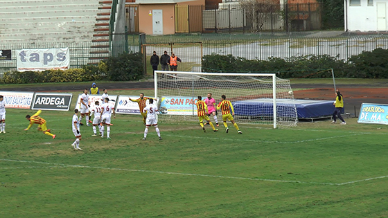 Calcio. Igea Virtus batte la Sarnese e resta prima al comando. Sblocca Filippo Crinò, gioia incontenibile al suo gol in campo e tra gli spalti..