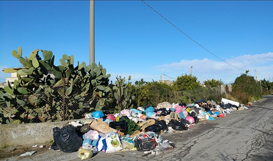 Barcellona. Rifiuti in via Stretto Crocevia, Legambiente chiede pulizia e igienizzazione dell’area