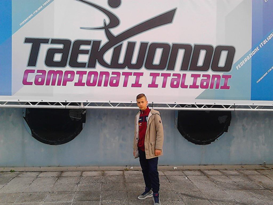 Barcellona. Taekwondo, l’ASD DREAM TEAM sfiora la medaglia a Pesaro con il giovane Merlino