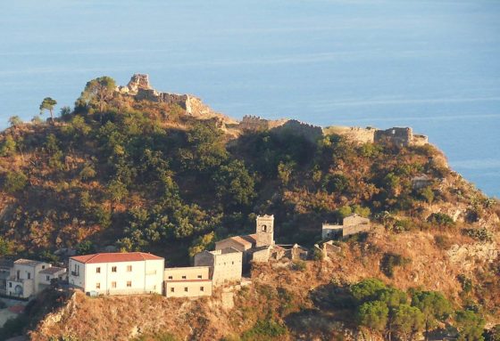 Pasquetta alla scoperta del Castello Pentefur di Savoca e visita guidata al Borgo