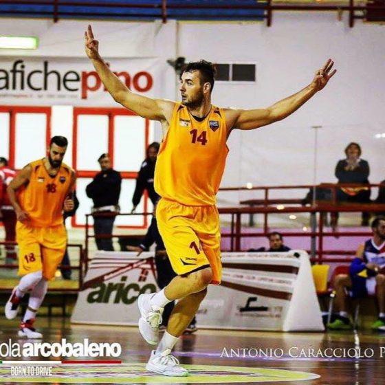 Basket. Impresa del Barcellona a Porto San’Elpidio, match clou domenica al Palalberti in gara 3. Appello-invito dei tifosi giallorossi: “La Carica dei 2000 per conquistare la Semifinale!!”