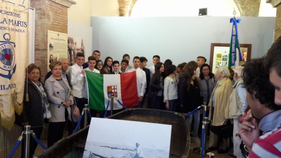 Milazzo. La barca e gli arnesi da pesca di Luigi Rizzo a molo Marullo