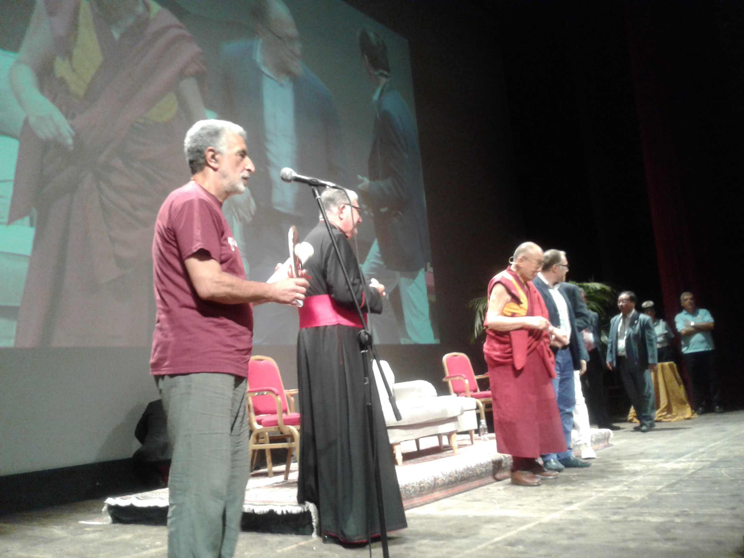 La tappa messinese del Dalai Lama, Accorinti conferisce il premio: “Costruttori di pace, giustizia e nonviolenza – Città di Messina”