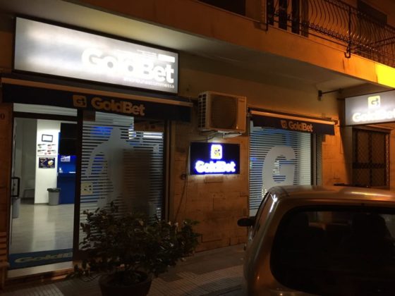 Barcellona PG. Rapina al centro Goldbet in via Umberto I, uomo armato di spranga porta via ‘bottino’