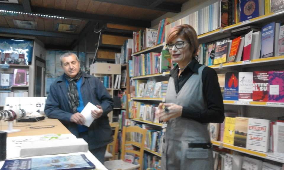 Barcellona PG. Morena Pirri ha presentato il libro “Gioielli moderni a Macramè” alla Libreria Gutenberg