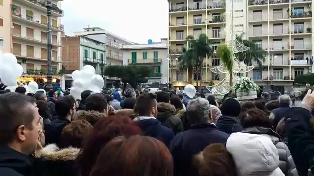 Barcellona PG. Dolore e vicinanza per l’ultimo saluto a Irene Da Campo. Si fermano i locali della Vecchia Pescheria: “Annullati gli eventi settimanali”