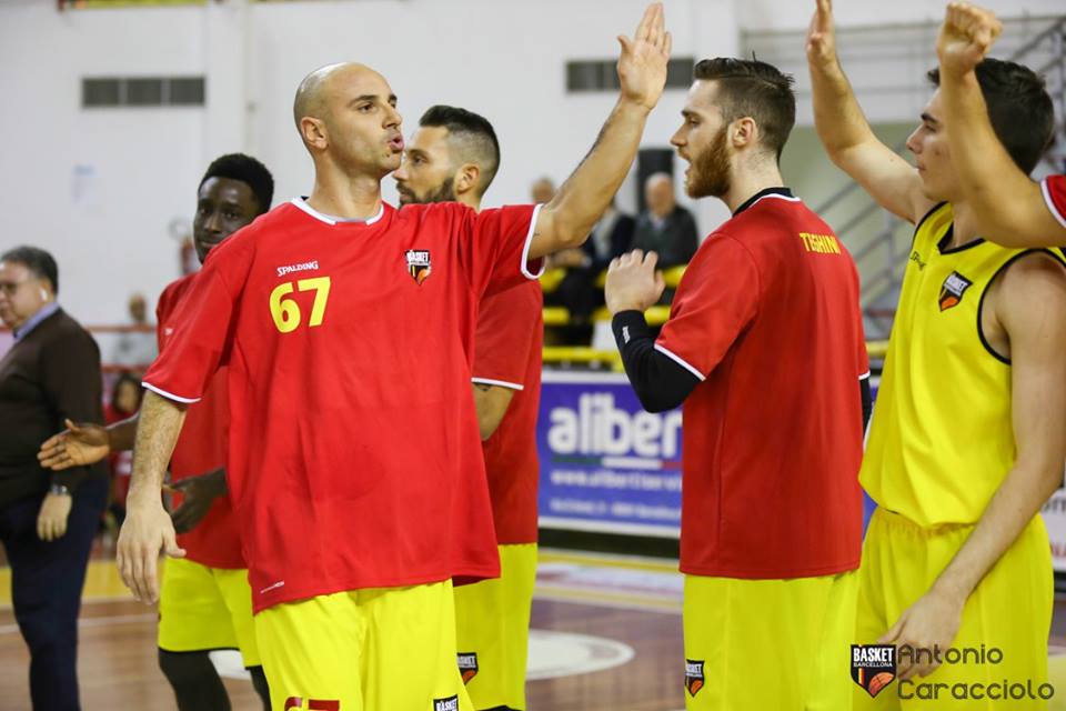 Basket. Il nuovo play Mattia Caroldi tra entusiasmo e voglia di stupire: “Qui per divertirmi e soffrire con la gente di Barcellona”