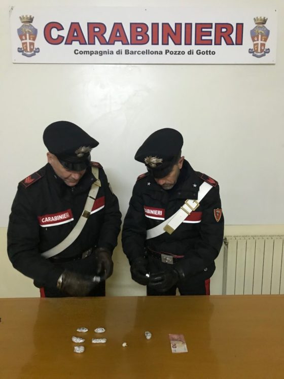 Barcellona PG. Arrestati due giovani per evasione e detenzione di droga