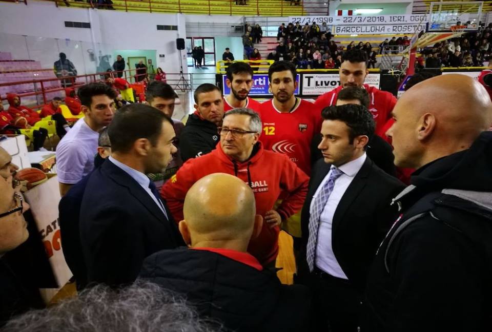 Basket. Barcellona, derby contro la Costa D’Orlando rinviato. Infiltrazioni d’acqua al Palalberti, Donato: “Nostre richieste rimaste inascoltate”