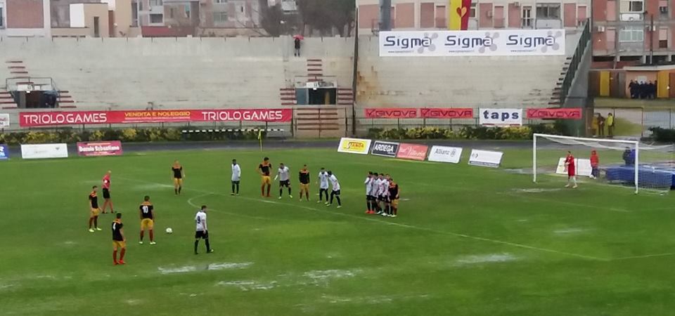Calcio.  Derby Igea Virtus – Messina finisce in parità tra pioggia e manto pesante, giallorossi con rimpianti