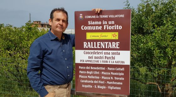 Terme Vigliatore, arrivano i cartelli turistici con identità fiorita: “Visitate i nostri parchi”