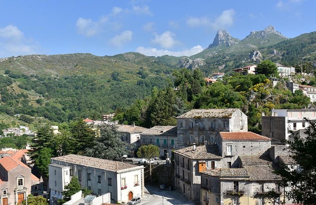 Novara di Sicilia. Chiesa San Giorgio, il Sindaco Bertolami:”Non permetteremo a nessuno di spaccare la comunità! “. Il dibattito in Aula consiliare