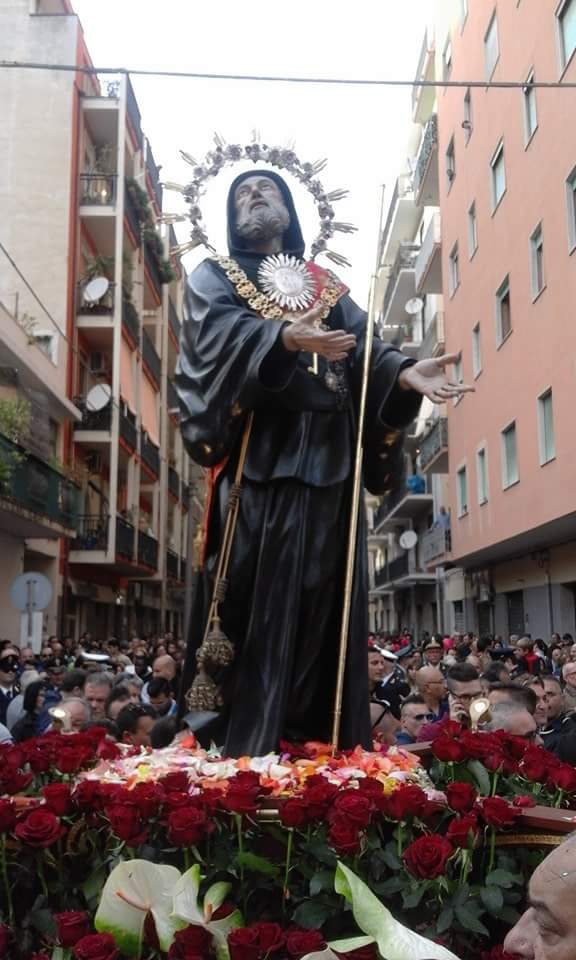 Milazzo. San Francesco di Paola in processione al grido di “Viva u Santu Patri”, trionfo di colori, musica e un popolo in festa
