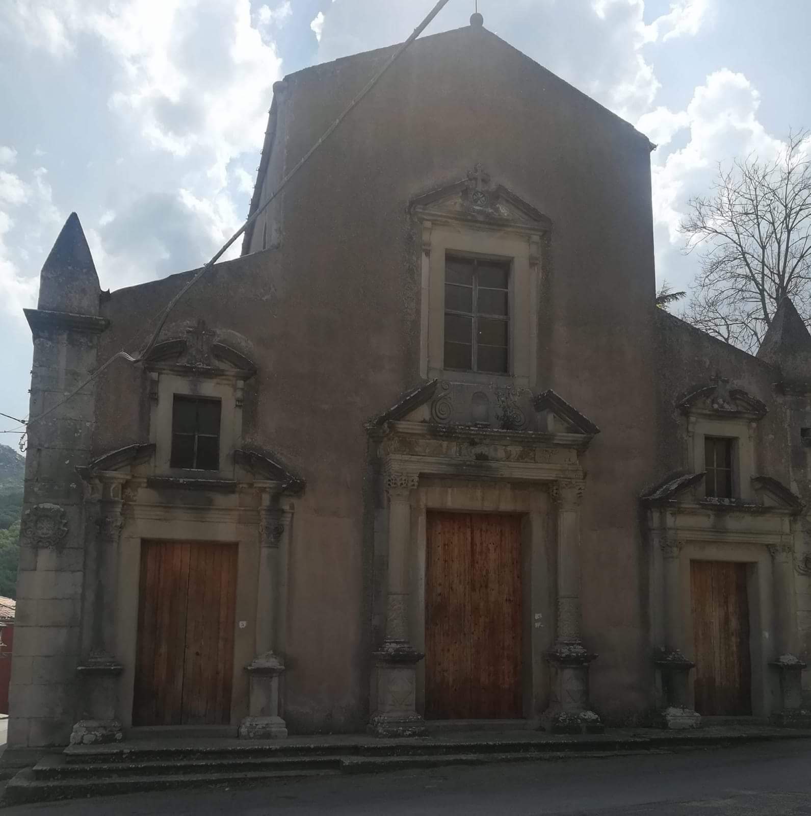 Novara di Sicilia. In Consiglio comunale le comunicazioni del Sindaco sul comodato d’uso a terzi di alcuni beni della Chiesa. Video appello del consigliere Pantano: “La cittadinanza partecipi in massa!”.