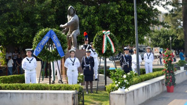 Milazzo. Cerimonia Festa della Marina Militare, l’Ammiraglio De Felice insignito del “Nastro Azzurro”
