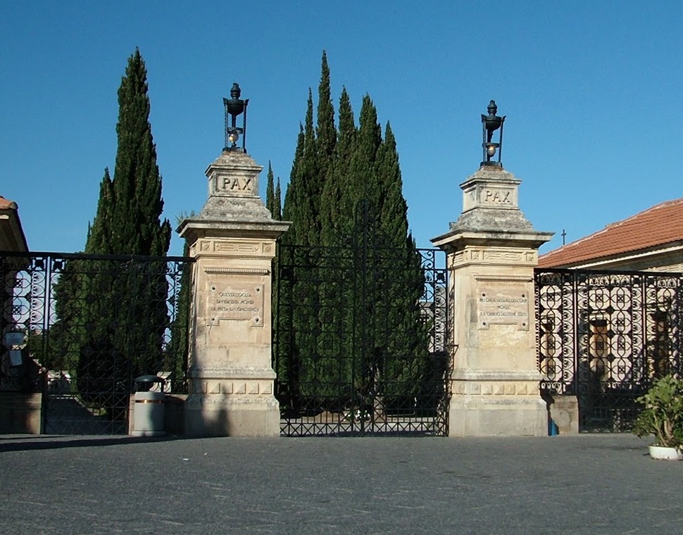 Barcellona PG. Cimitero, Imbesi interroga Amministrazione: “Diverse segnalazioni, buio alle sepolture e cancello zona San Paolo risulta chiuso”