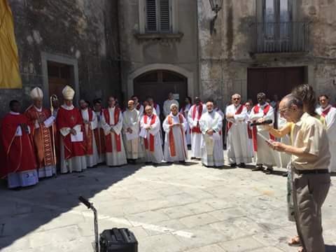 Novara di Sicilia. Una lapide per Padre Enrico Ferrara nel giorno della Festa del Vicariato con l’Arcivescovo Accolla ed il Vescovo Ausiliario Di Pietro