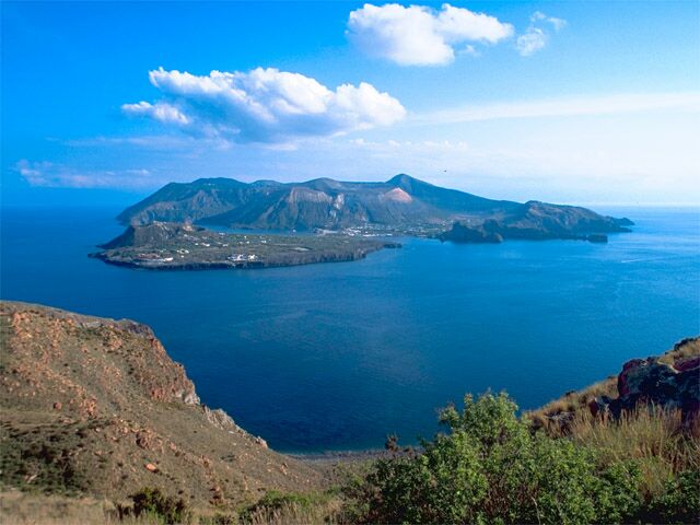 La Riflessione. Turismo: “Eolie abbandonate a se stesse”