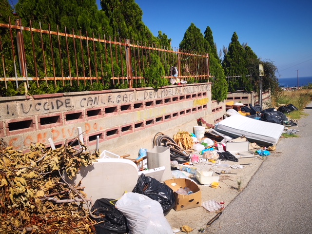 Oliveri. Legambiente denuncia abbandono rifiuti presso isola ecologica comunale