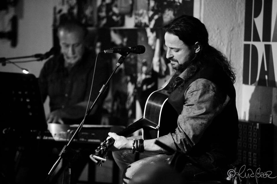 #MusicaLive&Enjoy. Il figlio d’arte Alberto Bertoli in ‘unplugged’ al Bukowski di Milazzo