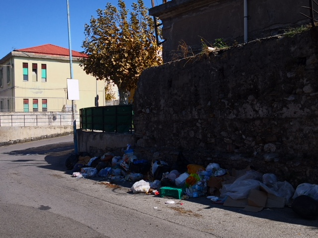 Barcellona PG. Caos rifiuti, Legambiente: “Piano straordinario d’intervento, immagine di una città da “vergogna””