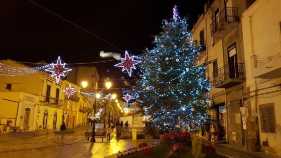 S. Lucia del Mela. Cerimonia di accensione dell’albero di Natale: inizia il programma natalizio luciese