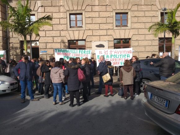 Milazzo. Comune, lavoratori precari in piazza. Cisl FP: “A rischio futuro di 162 famiglie e i servizi essenziali ente”