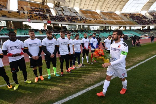 Calcio. La capolista Bari travolge l’Igea Virtus. Al ‘San Nicola’ ricordato “Fiorello” da società e tifoseria