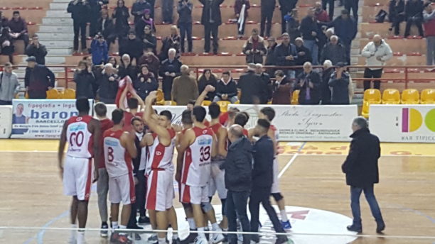 Basket. Verso semifinale Orsa Barcellona-Lamezia, società pensa al futuro e ‘blinda’ coach Beto Manzo