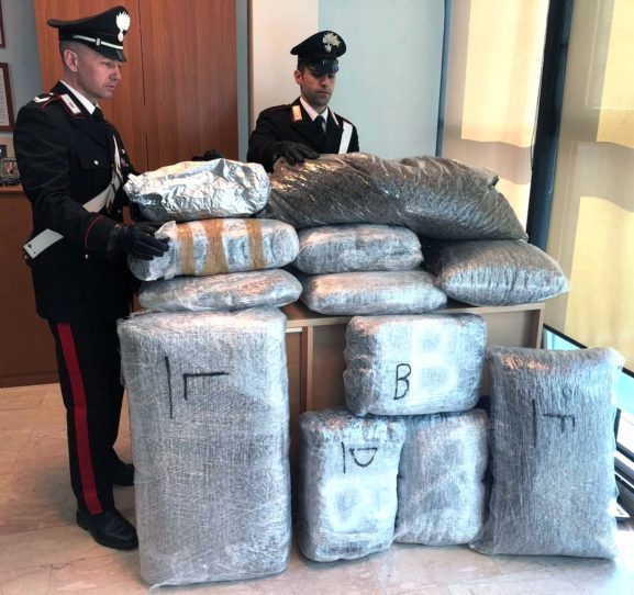 Messina. Rada San Francesco, Carabinieri arrestano automobilista sbarcato dal traghetto con 90 Kg di marijuana nel cofano