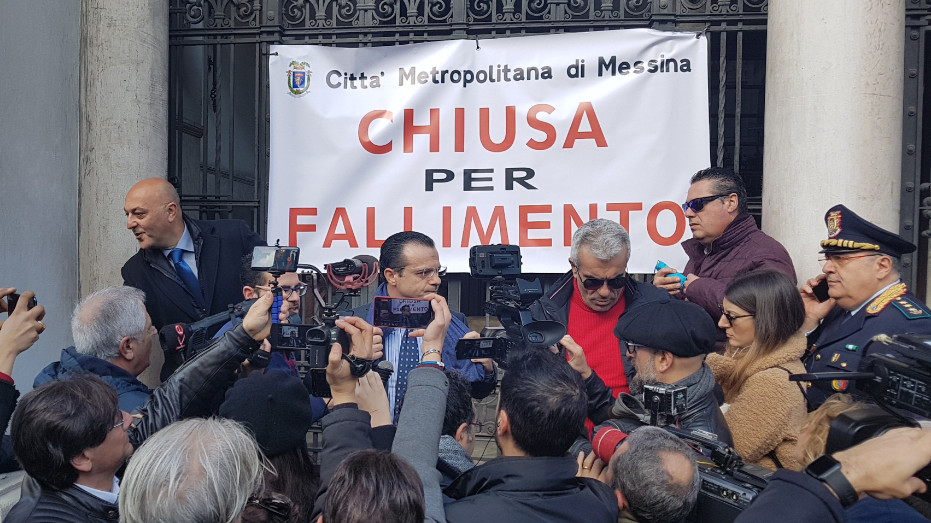 Crisi Palazzo dei Leoni. De Luca pronto a consegnare fascia azzurra al Prefetto: “Chiusa per fallimento, risolvere difficoltà finanziarie Ente”