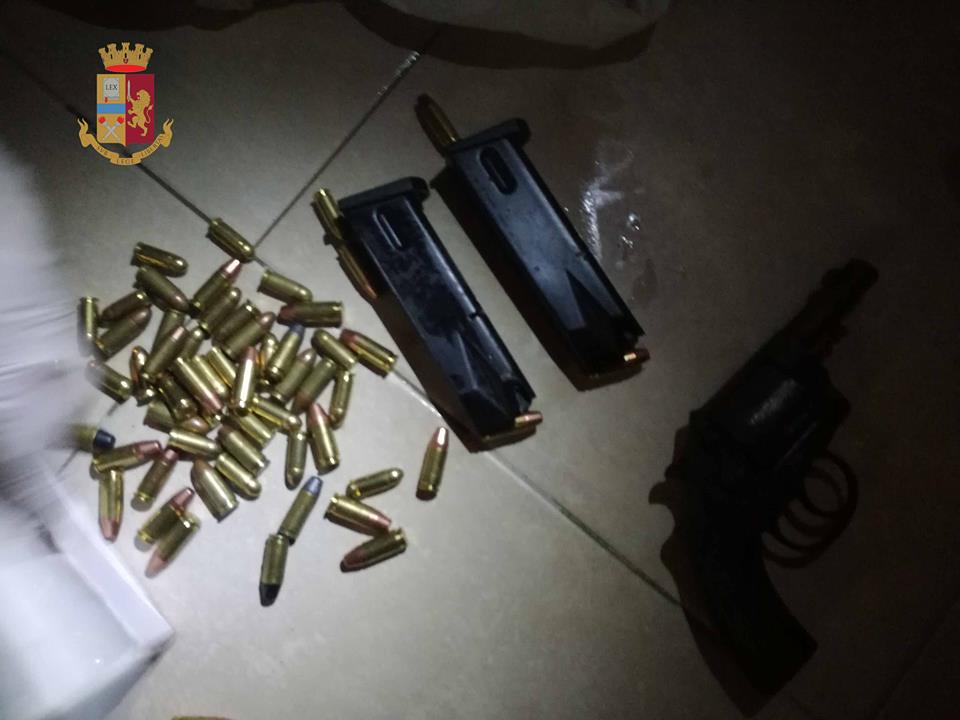 Messina. Pistola e munizioni nascoste in casa. Pregiudicato arrestato dalla Polizia