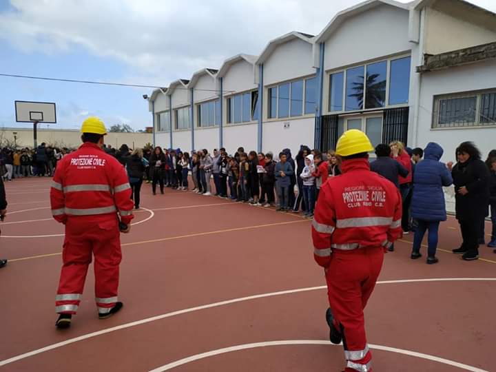 Barcellona PG. Prova di evacuazione curata dall’Associazione di Protezione Civile “Club Radio C.B.” alla “Foscolo” di Sant’Antonino 