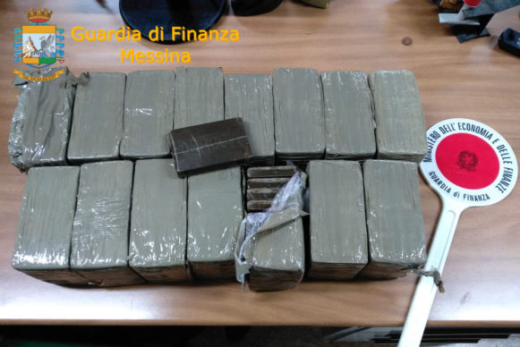 Guardia di Finanza. Droga nella frutta: arrestato corriere siciliano con 15 kg di hashish