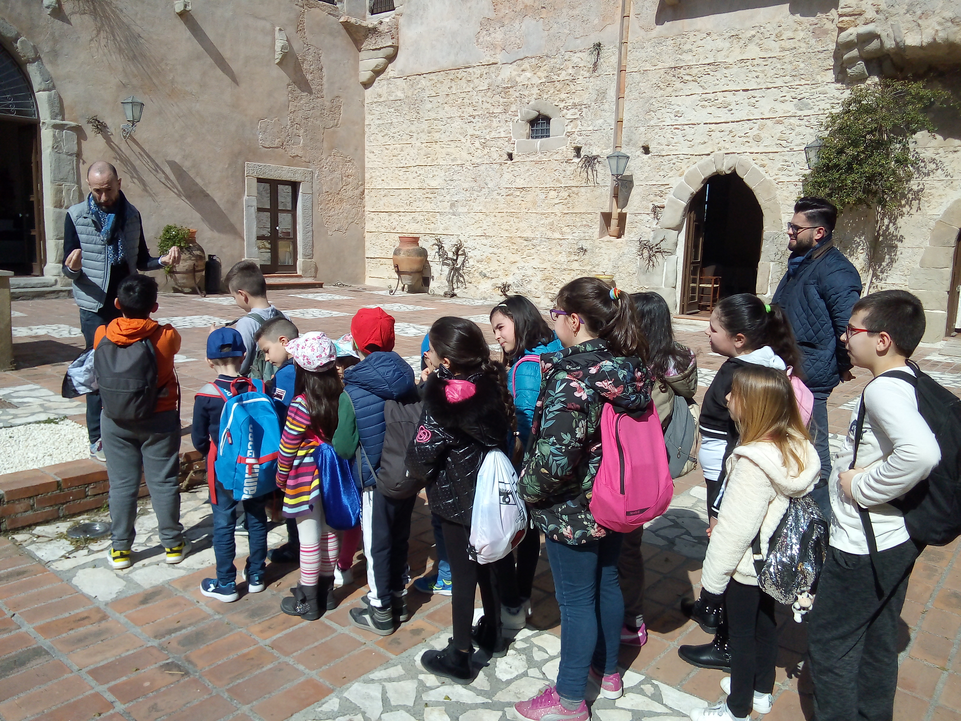 Progetto del Comprensivo “Capuana”. Una pluriclasse di Protonotaro in visita a “La Torre” con la tutor Antonella Minniti e l’esperto Danilo Lionte