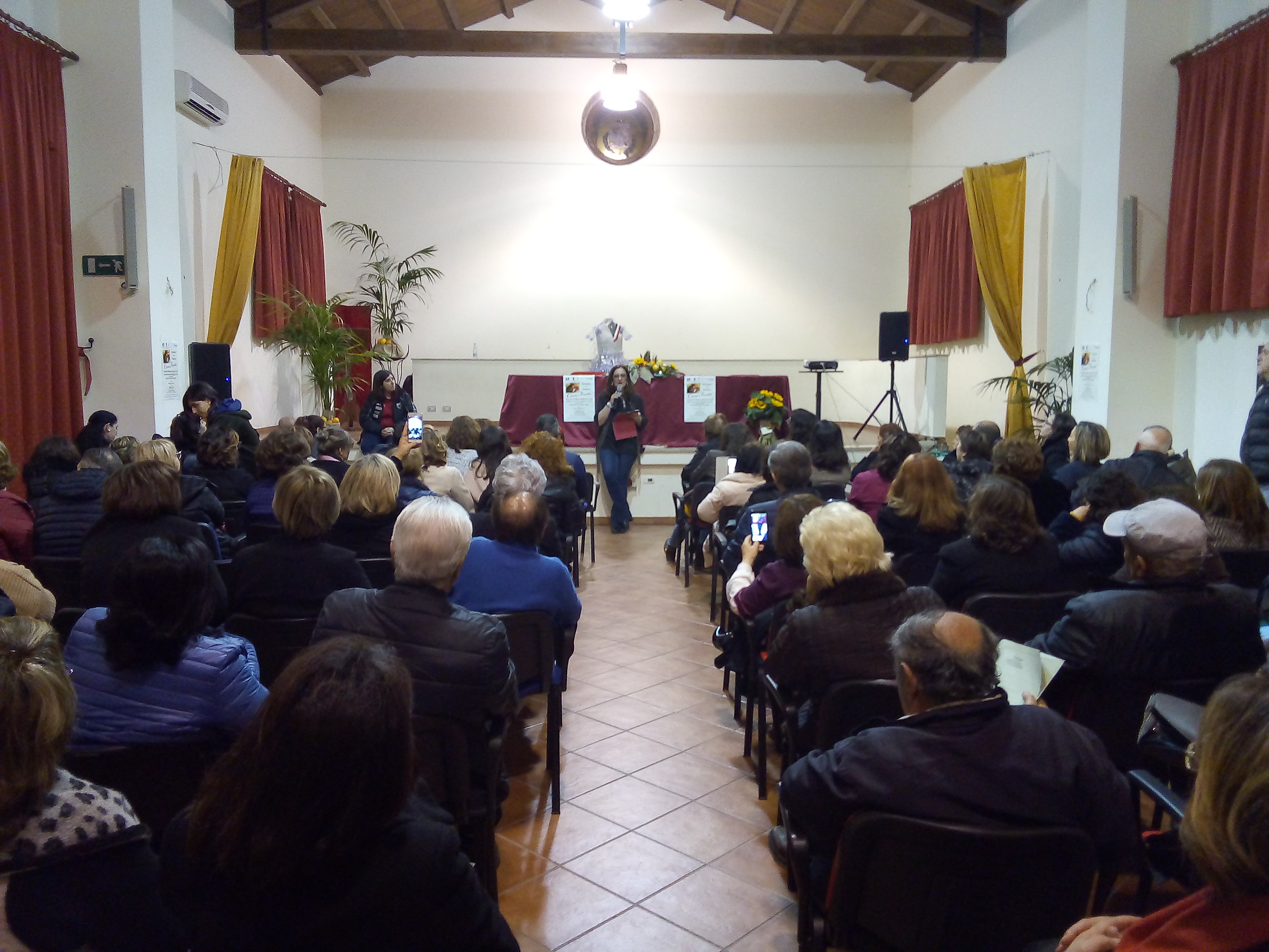 Barcellona PG. Catena Fiorello ha presentato “Tutte le volte che ho pianto” al Parco Urbano. Accoglienza da ‘star’ 