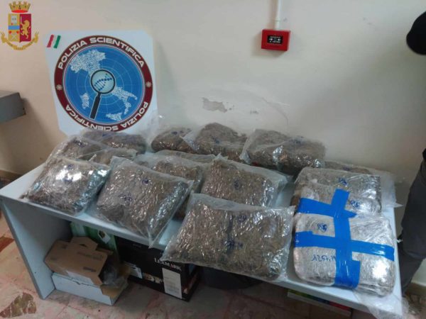 Contrasto allo spaccio di droga. Arrestati due giovani: in casa 20 kg di marijuana