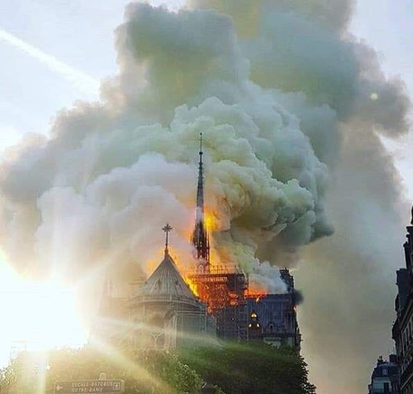 Notre-Dame de Paris è Viva… la Storia resisterà alle miserie dei “cosiddetti umani”