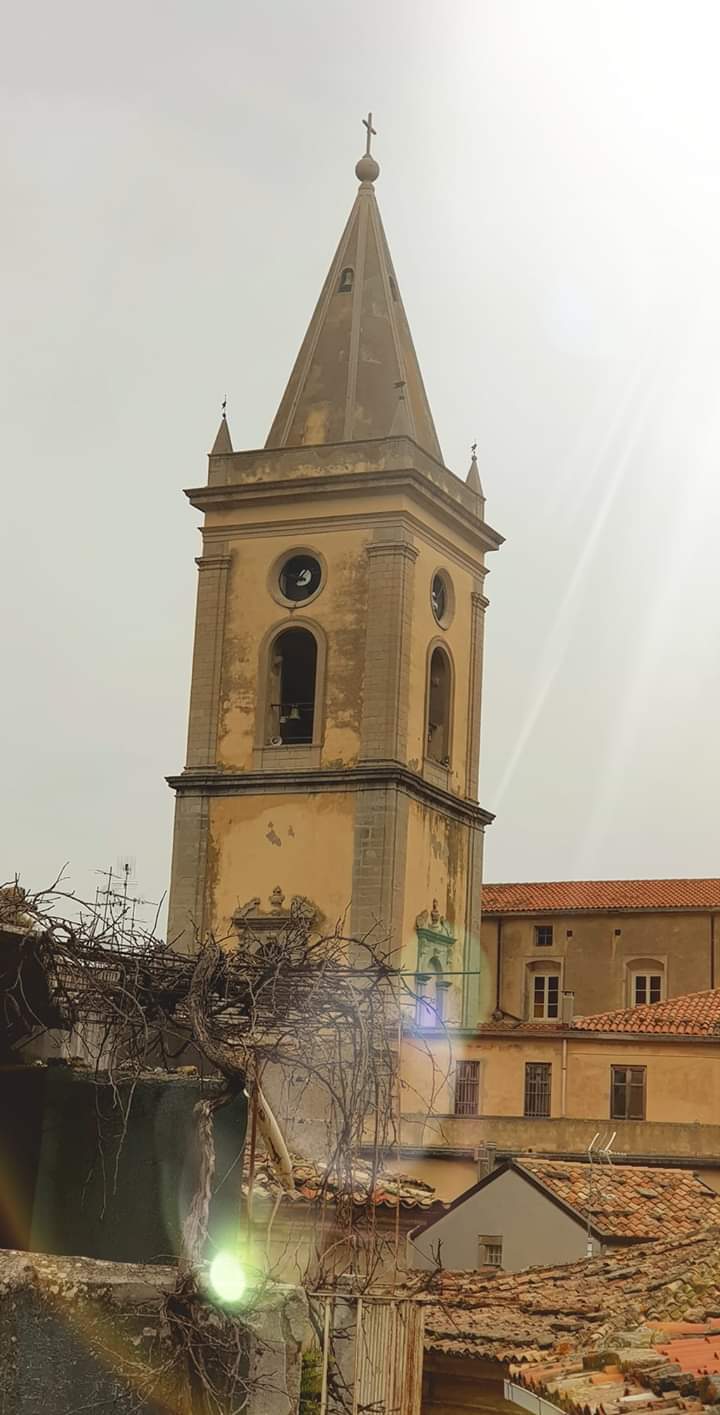 Novara di Sicilia. Le raffiche di vento sfiorano i 160km/h, divelto l’orologio del Duomo. A Barcellona P.G. transennata Piazza San Sebastiano