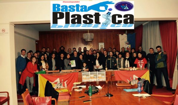 Successo per #bastaplastica e #lassalapeddiri, il messaggio Cinquesei contagia la Sicilia
