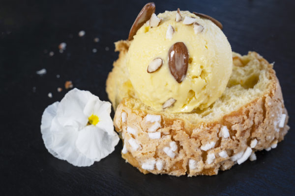 #EccellenzeSiciliane. La colomba tradizionale incontra il sorbetto al mandarino di Ciaculli e mandorle di Avola